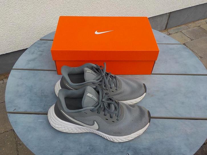 grijze Nike Revolution 5 sportschoenen maat 41, Kleding | Heren, Schoenen, Gedragen, Sportschoenen, Overige kleuren, Ophalen of Verzenden