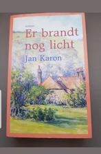 Er brandt nog licht    Jan Karon, Ophalen of Verzenden, Zo goed als nieuw, Nederland, Jan Karon