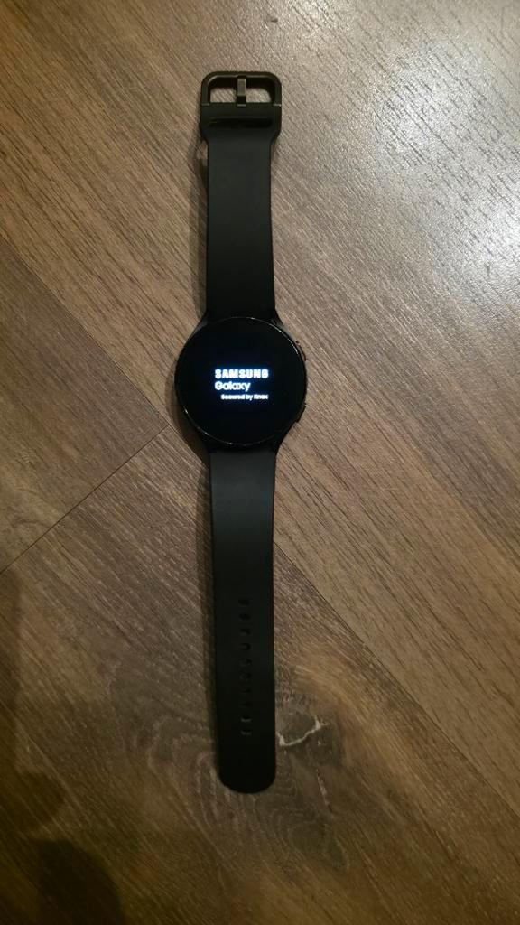 Samsung Galaxy Watch4 44mm – Zwart – incl. lader, Sieraden, Tassen en Uiterlijk, Smartwatches, Gebruikt, Android, Zwart, Afstand