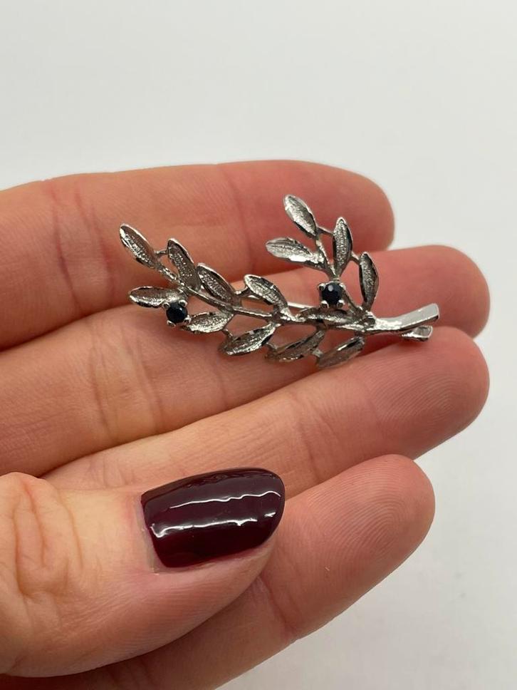 A242 Prachtige zilveren broche blauwe saffier, Sieraden, Tassen en Uiterlijk, Broches, Zilver, Zilver, 4 tot 7 cm, Met edelsteen