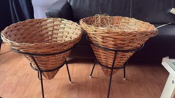 2 Grote Rieten Manden met Standaard beschikbaar voor biedingen