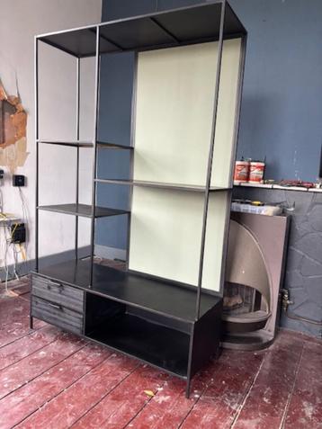 Leuke zwarte kast van metaal 115*180 (B*H)