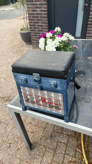 Hengelkoffertje beschikbaar voor biedingen
