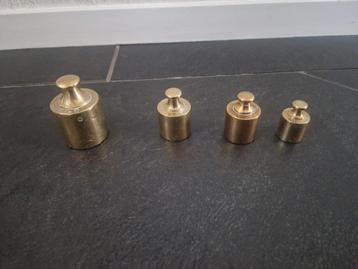 Antieke koperen knopgewichten beschikbaar voor biedingen