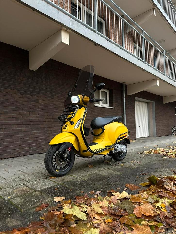 Full option Vespa Sprint te koop, Fietsen en Brommers, Snorfietsen en Snorscooters, Zo goed als nieuw, Vespa, Benzine, Ophalen