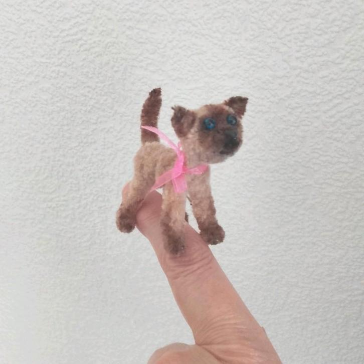 Handgemaakt poesje, kat, kitten Siamees beeldje van wol, Verzamelen, Poppetjes en Figuurtjes, Nieuw, Ophalen of Verzenden