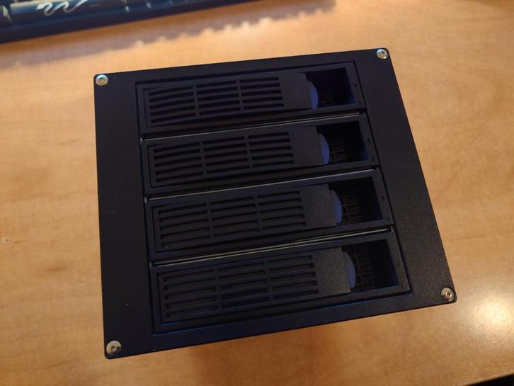 Norcotek SS-400 4 Bay 3.5" SATA Hot Swap Rack Module, Computers en Software, Harde schijven, Desktop, Ophalen