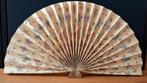 Vintage decoratieve waaier met messing standaard, Huis en Inrichting, Woonaccessoires | Overige, Ophalen of Verzenden, Zo goed als nieuw