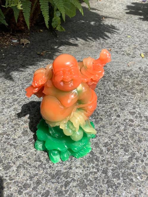 Happy Boeddha met knapzak op reis - gekleurd glas, Huis en Inrichting, Woonaccessoires | Boeddhabeelden, Zo goed als nieuw, Ophalen