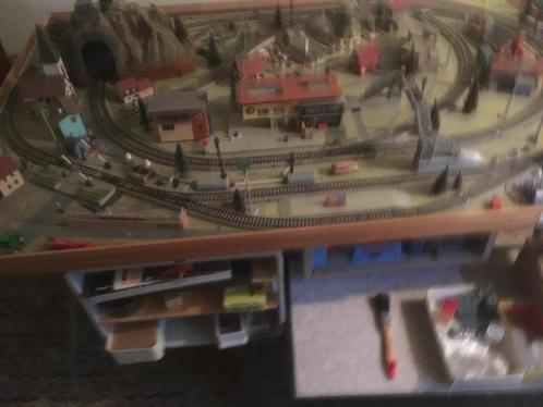 Märklin spoorbaan opgebouwd op tafel compleet met treinen, Hobby en Vrije tijd, Modeltreinen | H0, Gebruikt, Treinset, Wisselstroom