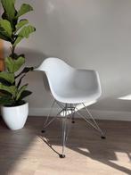 Twee mooie Witte look- a like Eames Kuipstoelen, Huis en Inrichting, Stoelen, Ophalen, Gebruikt, Twee, Wit