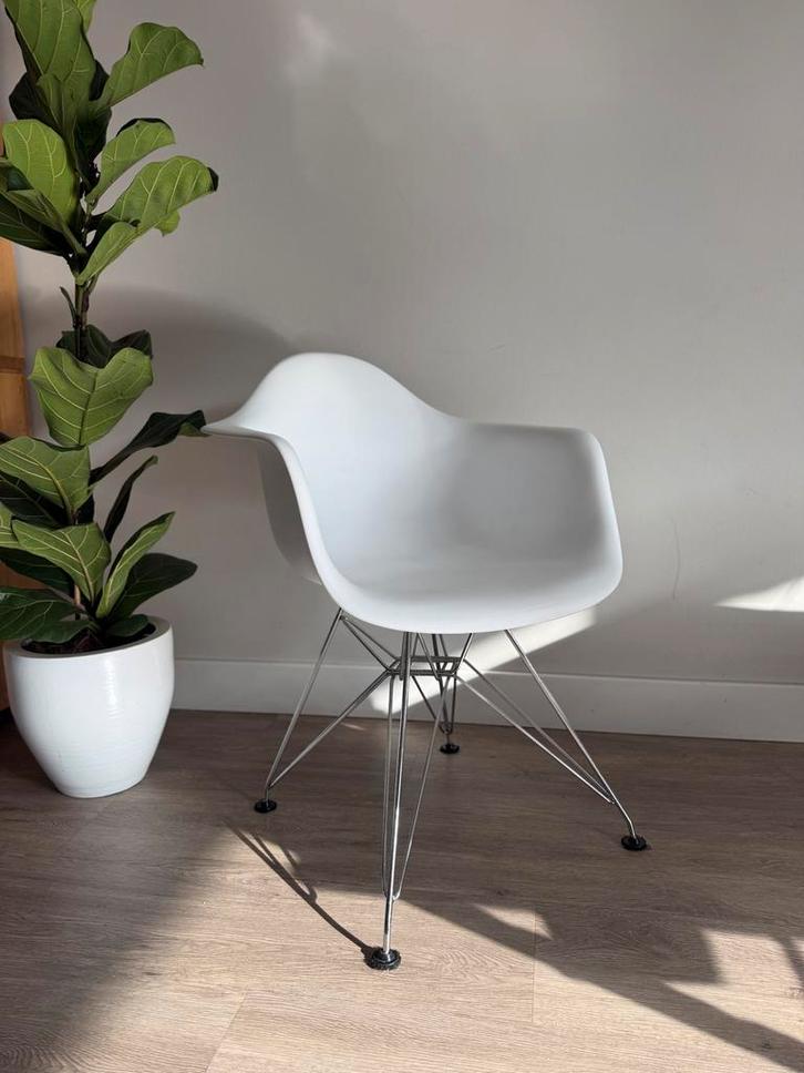 Twee mooie Witte look- a like Eames Kuipstoelen, Huis en Inrichting, Stoelen, Gebruikt, Twee, Metaal, Wit, Ophalen