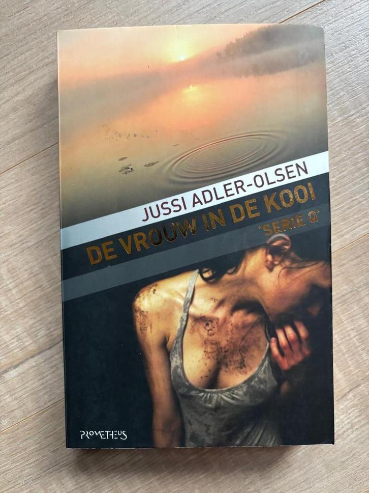 Jussi Adler-Olsen - Vrouw in de kooi, Boeken, Thrillers, Zo goed als nieuw, Scandinavië, Ophalen of Verzenden