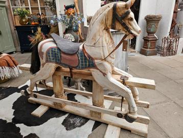 Te koop: Authentiek houten hobbelpaard beschikbaar voor biedingen