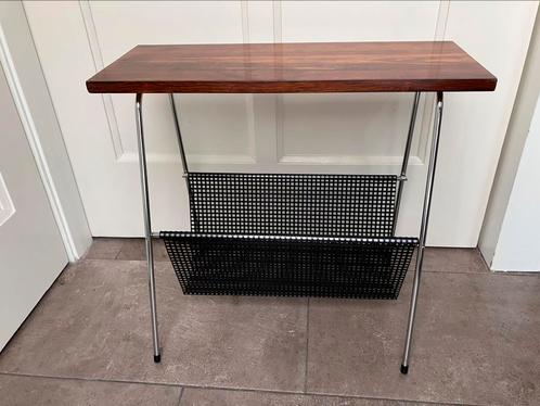 Vintage Pilastro krantenbak / lectuurhouder / bijzettafeltje, Huis en Inrichting, Woonaccessoires | Krantenbakken en Lectuurbakken