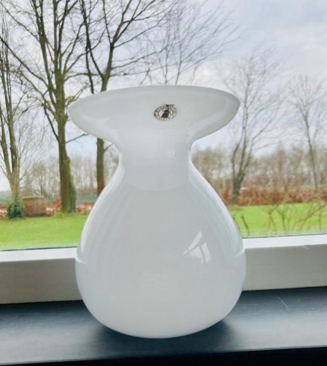 Elegante witte IKEA glazen vaas, Huis en Inrichting, Woonaccessoires | Vazen, Zo goed als nieuw, Wit, 50 tot 75 cm, Glas, Ophalen