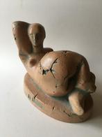 Apart gesigneerd terracotta beeld: vrouw, Antiek en Kunst, Ophalen of Verzenden