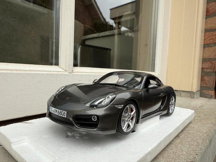 1:18 Porsche Cayman S 981 zilvergrijs 2012 Minichamps Dealer, Hobby en Vrije tijd, Modelauto's | 1:18, Zo goed als nieuw, Auto