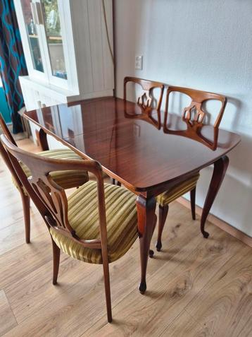 Tafel met stoelen uit 1970 beschikbaar voor biedingen