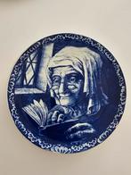 Delfts Blauw Wandbord - 25cm 'De lezende oude vrouw', Antiek en Kunst, Ophalen