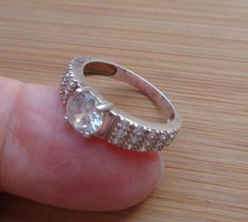 zilveren ring met schitterende stenen [968] beschikbaar voor biedingen