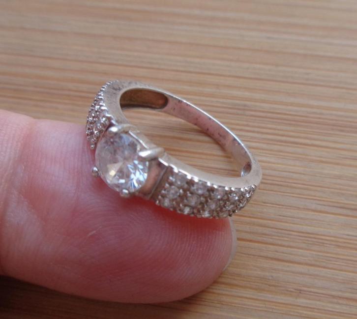 zilveren ring met schitterende stenen [968], Sieraden, Tassen en Uiterlijk, Ringen, Zo goed als nieuw, Dame, 17 tot 18, Zilver