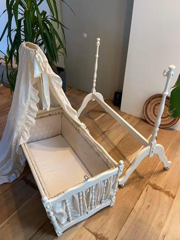 Babywieg 40 jaar oud + nieuw matrasje beschikbaar voor biedingen