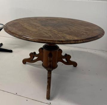 Mooie antieke ronde tafel  beschikbaar voor biedingen