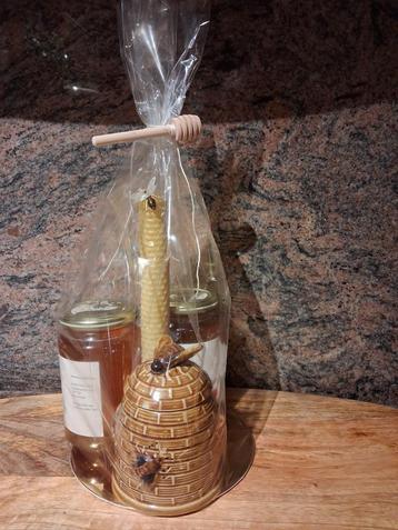 Geschenkverpakking honingpotje met dipper, honing, waskaars beschikbaar voor biedingen