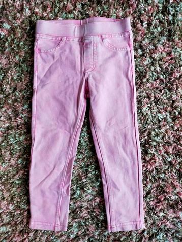 Izgs! Heerlijke zachte stretchbroek van H&M! Mt 98

 beschikbaar voor biedingen