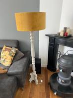 Twee okergele vloerlsmpen  met een Houten Voet, Ophalen of Verzenden, Zo goed als nieuw, Hout, 150 tot 200 cm