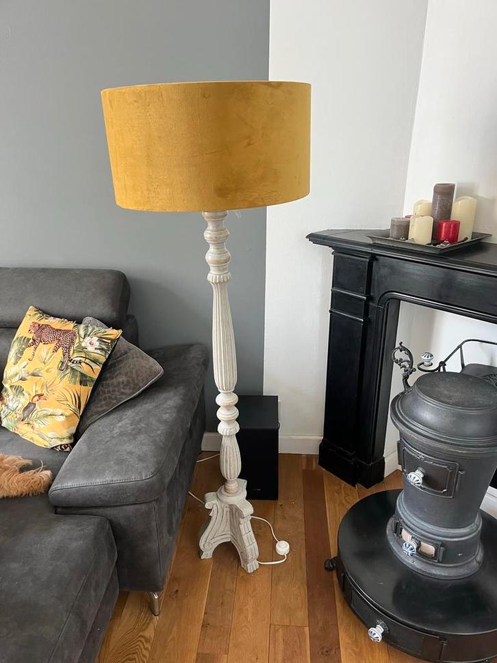 Twee okergele vloerlsmpen  met een Houten Voet, Huis en Inrichting, Lampen | Vloerlampen, Zo goed als nieuw, 150 tot 200 cm, Hout