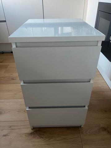 Wit kastje beschikbaar voor biedingen