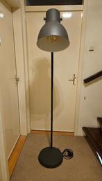 Vloerlamp in mat grijs met LED lichtbron, Ophalen, Zo goed als nieuw, Metaal, Modern