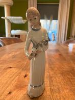 Casades Porselein Beeldje Meisje met Konijn, Antiek en Kunst, Ophalen of Verzenden