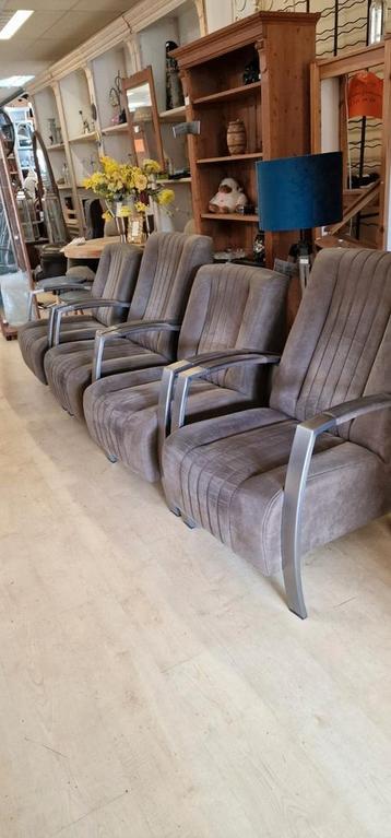 We hebben 4 stoelen zo goed als nieuw  beschikbaar voor biedingen