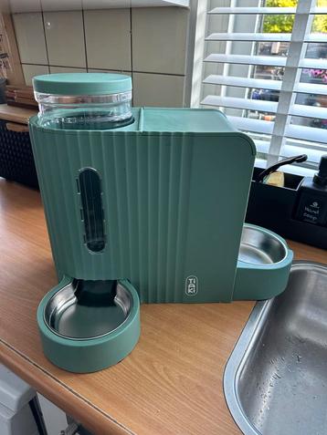 Automatische voer en waterbak  beschikbaar voor biedingen