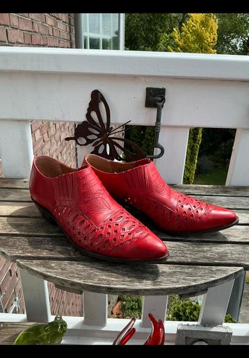 Mooie knal rode cowboy / punt schoenen. Scheur in 1 zool m38 beschikbaar voor biedingen