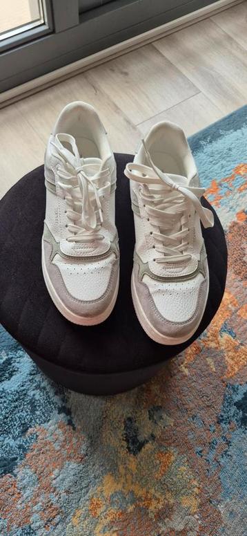 Sneakers Esprit beschikbaar voor biedingen