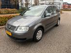 Volkswagen Touran 1.6 NW APK 2005 Grijs Clima 6 versnelling, Auto's, 74 €/maand, 4 cilinders, Origineel Nederlands, Bedrijf