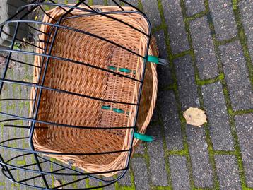 Te koop rieten hondenmand voor op stuur fiets beschikbaar voor biedingen