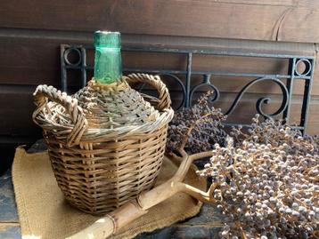 Brocante oude gist fles met riet   beschikbaar voor biedingen