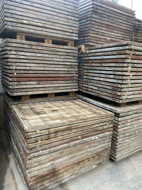 Gebruikte steenschot grenen 5x105x140 CM met stalen rand beschikbaar voor biedingen