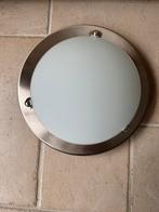 Plafonnière zilverkleurige rand met melkglas kap., Huis en Inrichting, Lampen | Plafondlampen, Ophalen