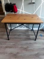 Leuk bureau met metalen poten, Huis en Inrichting, Tafels | Eettafels, Ophalen, Vierkant, Tot twee personen, 50 tot 100 cm