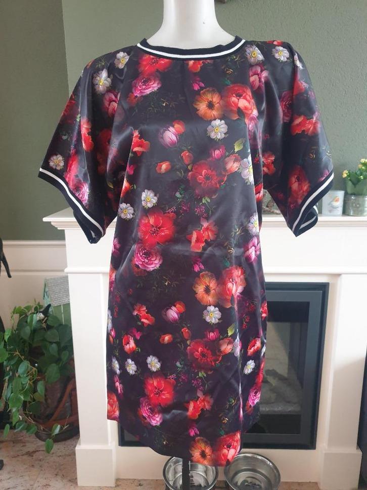 Melli Mello nieuwe bloemen top shirt S 36 Gratis Verzenden !, Kleding | Dames, Tops, Nieuw, Maat 36 (S), Zwart, Korte mouw, Verzenden