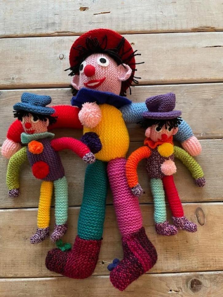 3 x Gebreide knuffel / Regenboog Piet. Sinterklaas Pietjes., Kinderen en Baby's, Speelgoed | Knuffels en Pluche, Zo goed als nieuw