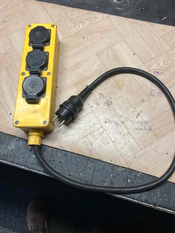 Stekkerdoos met kabel en stekker beschikbaar voor biedingen
