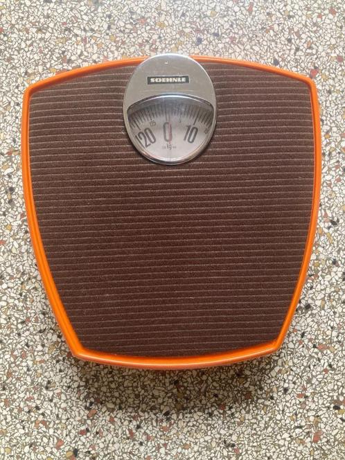 Oranje Soehnle weegschaal met bruin los tapijtje vintage, Witgoed en Apparatuur, Weegschalen, Gebruikt, Analoog, Personenweegschaal