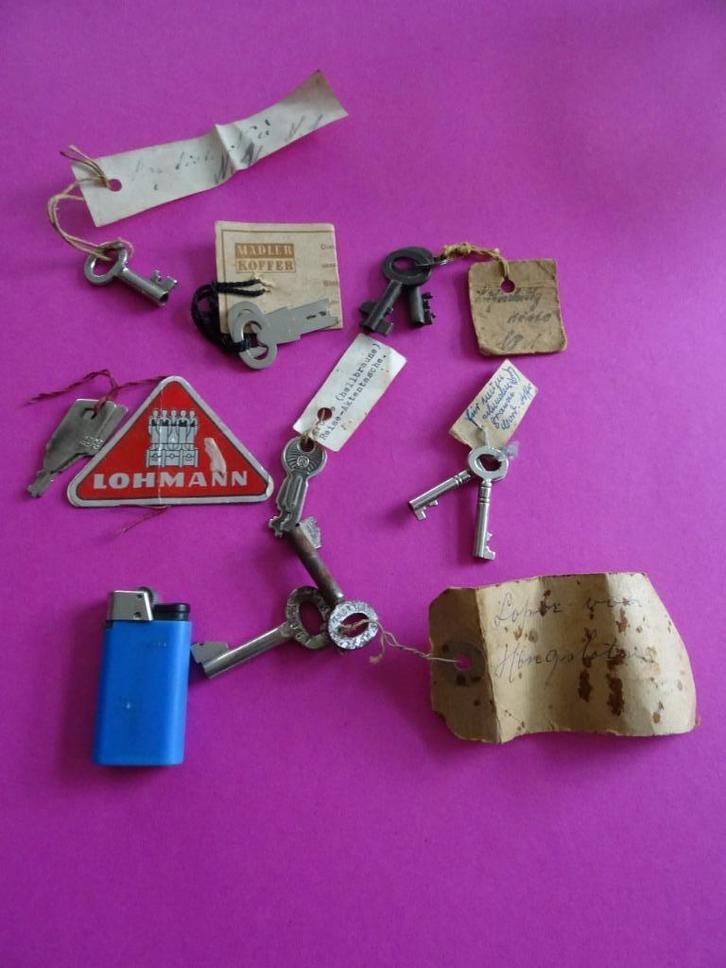 13  oude sleutels aan label sleutel koffer slot sleuteltjes, Antiek en Kunst, Curiosa en Brocante, Ophalen of Verzenden